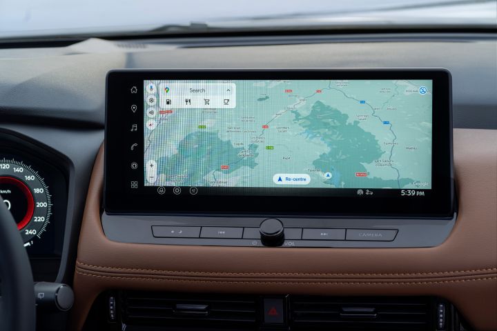 Innenraum des neuen 2026 Nissan X‑Trail Tekna, Infotainment-Touchscreen mit digitaler Karte, Navigationssteuerung, Suchleiste und Standortmarkierungen. Die Karte zeigt Straßen, Gewässer und Gelände in Blau, Grün und Grau an, die aktuelle Uhrzeit ist 17:39 Uhr.