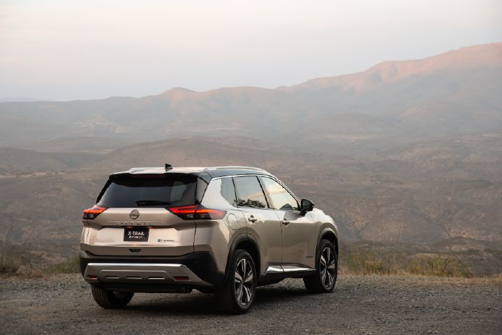 Una foto trasera en ángulo de un Nissan X‑Trail