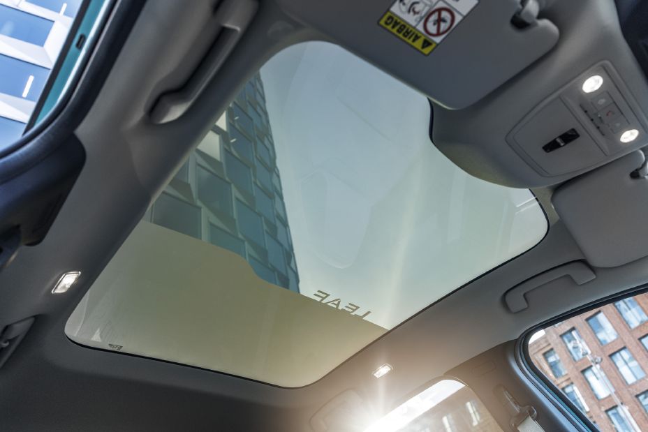 Nissan LEAF gana altura con su techo panorámico inteligente