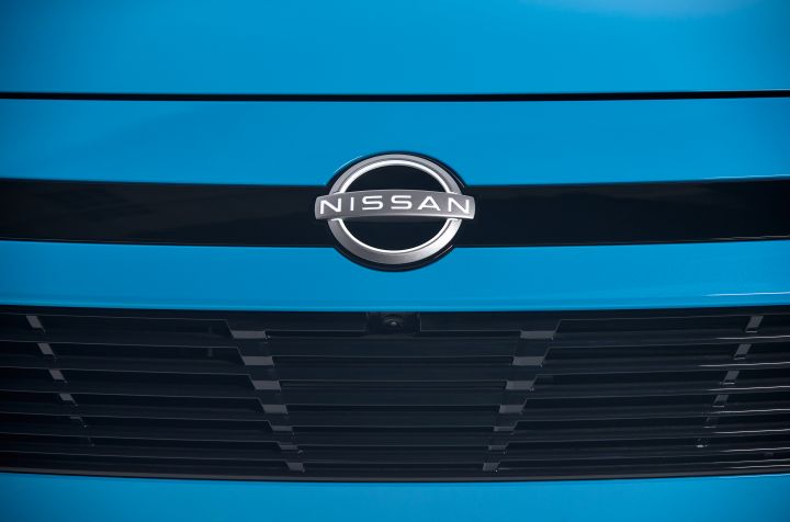 Parrilla y logo Nissan en Nissan Versa 2026