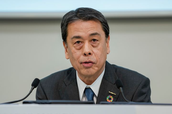 Makoto Uchida, CEO de Nissan, mirando a cámara, con un micrófono