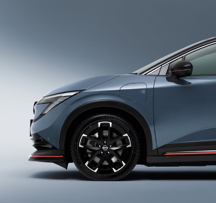 Image statique du tiers avant d’une LEAF NISMO, avec la trappe de recharge