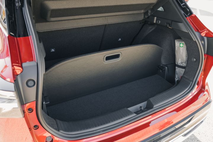 Blick in den Kofferraum des Nissan Qashqai mit aufgeklapptem Zwischenboden