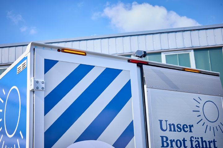 Detailaufnahme von den Rückleuchten am oberen Heck des Nissan Interstar-e mit Bäckereikoffer