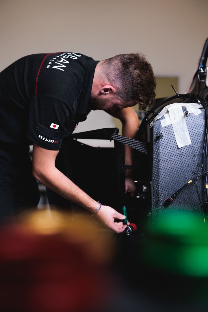 Ein Mechaniker nimmt Einstellungen am Nissan Formel E Rennwagen vor