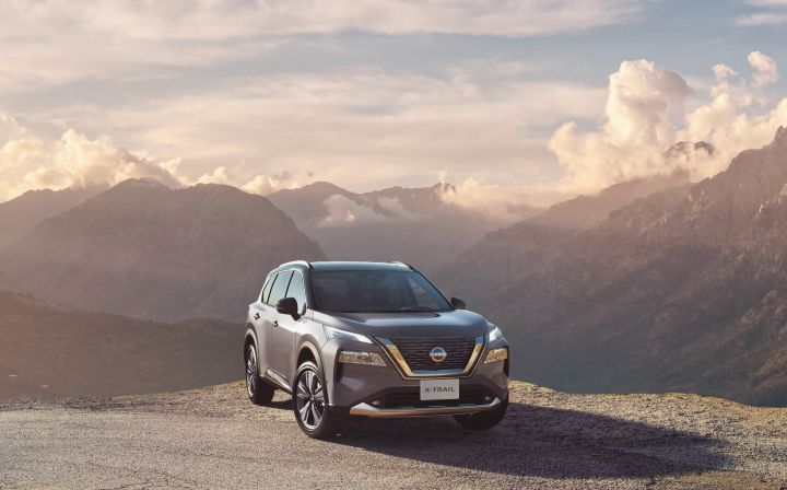 X‑Trail facing right with mountains in the background