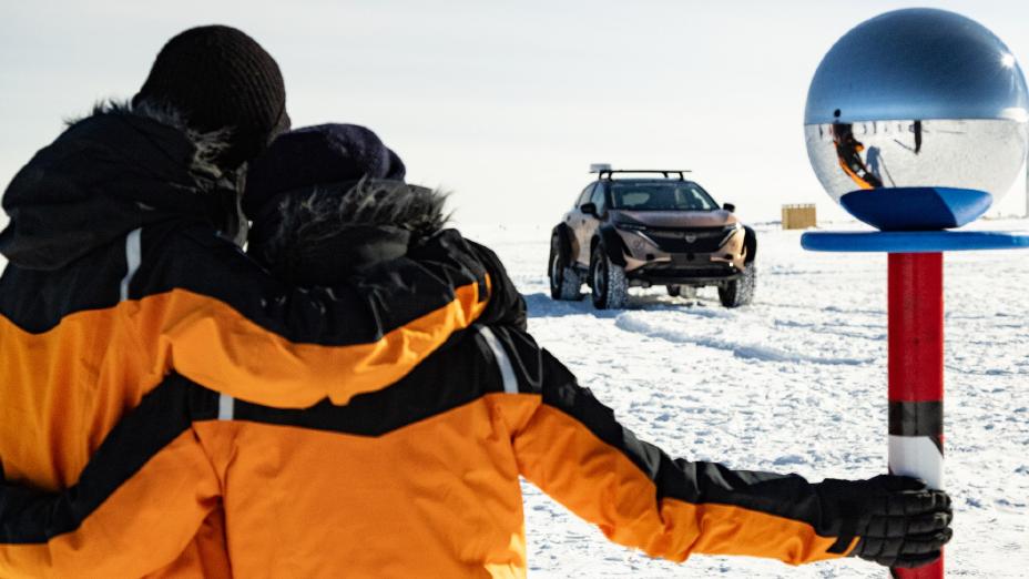 Pareja con Ariya en la nieve abrazándose