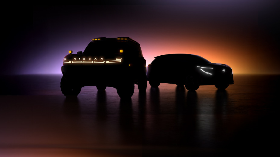 Imagem de dois carros-conceitos em um ambiente escurecido que não revela suas linhas, com apenas luz de fundo e dos faróis acesos