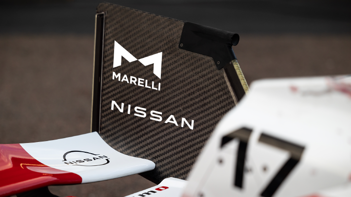 Logo Marelli na tylnej płycie czołowej skrzydła zespołu Nissan Formula E Team – wersja pozioma