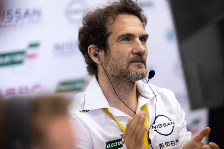 Tommaso Volpe verfolgt das Geschehen auf der Rennstrecke in seinem weißen Team-Hemd.