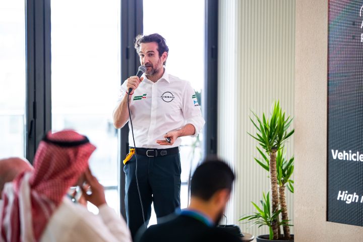 Tommaso Volpe, Geschäftsführer und Teamchef des Nissan Formula E Teams, hält ein Mikrofon in der rechten Hand und trägt ein weißes Team-Hemd.