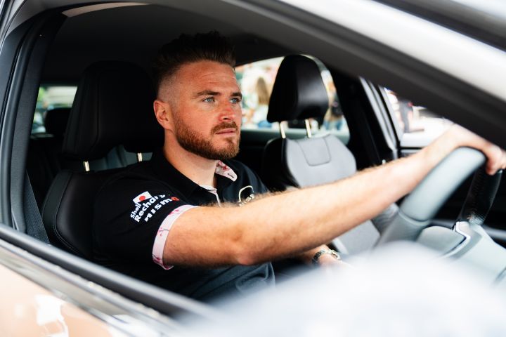 Nissans Formel E kjører Oliver Rowland ved siden av Ariya NISMO