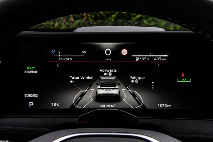 Innenraum des Nissan Ariya mit Detailansicht auf das Fahrerinformationsdisplay, der die Fahrzeugüberwachung anzeigt