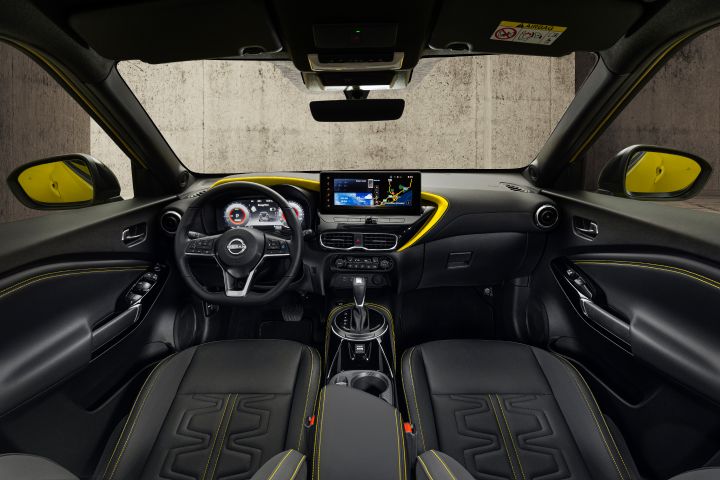 Innenraum des Nissan Juke, Cockpit mit schwarzen Vordersitzen mit gelben Akzenten