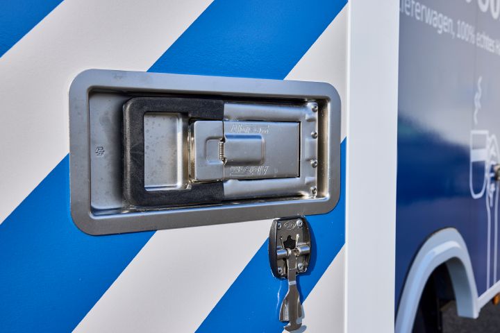 Detailaufnahme eines Öffnungsgriffs am Heck des Nissan Interstar-e mit Bäckereikoffer