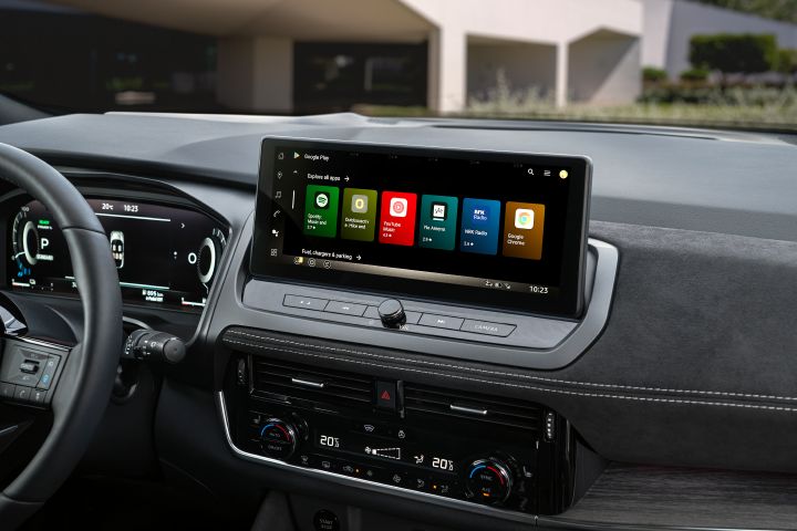 Cockpit des Nissan Qashqai mit Fokus auf dem Infotainment-Bildschirm auf dem Armaturenbrett