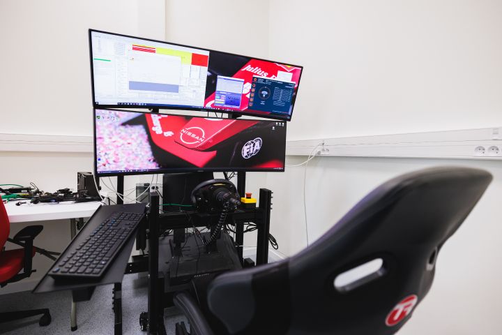 Kleiner Rennsimulator mit zwei Bildschirmen im Nissan Formel E Headquarter