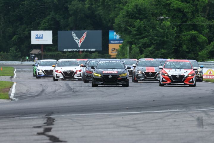Tous les pilotes de la Nissan Sentra Cup sur la piste de Lime Rock lors d’une course au Lime Rock Park avec des arbres en arrière-plan