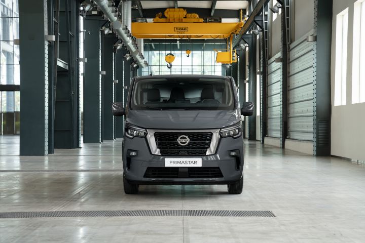 Nissan Primastar vista de frente dentro de armazém