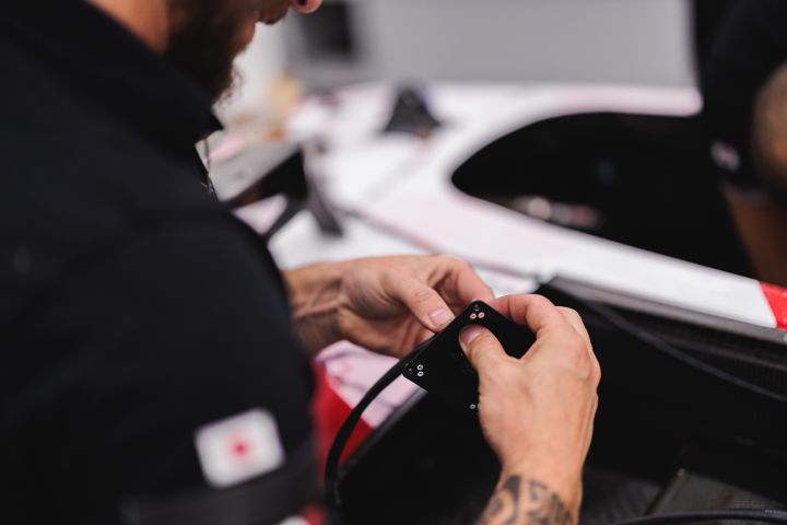 Nahaufnahme auf die Hände eines Mechanikers mit zwei Komponenten