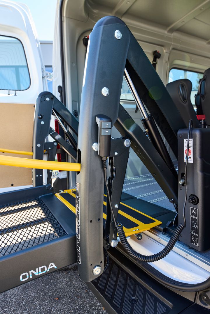 Seitliche Detailaufnahme der Hebearme des Rollstuhllifts im Nissan Interstar-e mit MobiTEC Ausbau