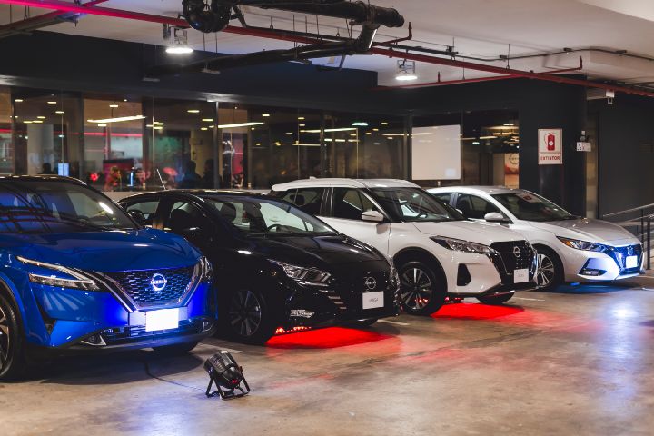 4 autos Nissan expuestos en la tienda