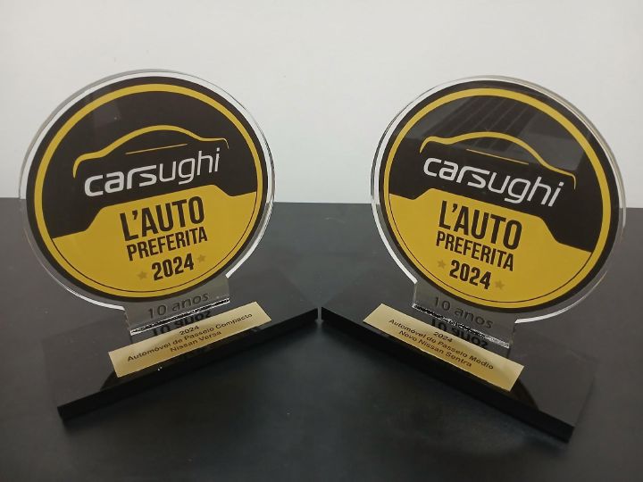 2 troféus de formato redondo, em um dos troféus a inscrição “Automóvel de passeio médio Novo Nissan Snetra’’ e no outro ‘’Automóvel de passeio Compacto Nissan Versa’’