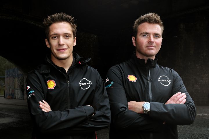 Oliver Rowland posing with Sacha Fenestraz for a photo