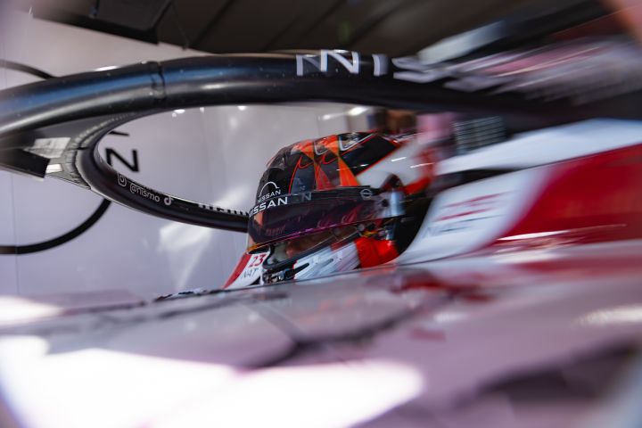 Norman Nato sitzt in seinem Auto in der Box des Nissan Formula E Teams während des Berlin E-Prix
