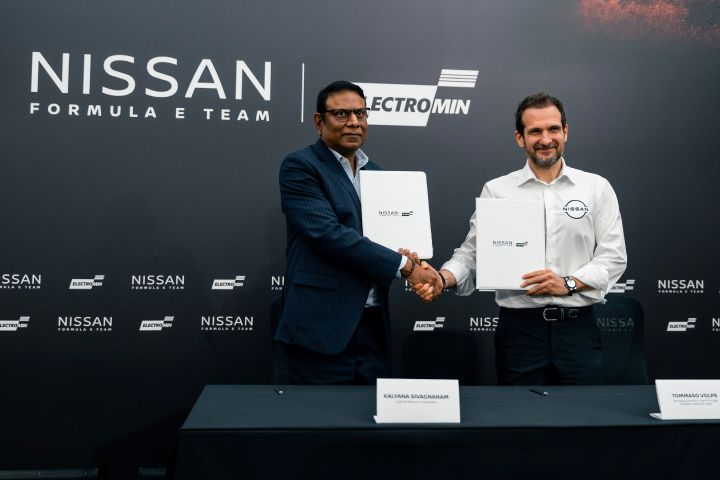 Kalyana Sivagnanam, Group CEO, Petromin Corporation and Tommaso Volpe, Managing Director and Team Principal, Nissan Formula E Team at signing ceremony in Jeddah