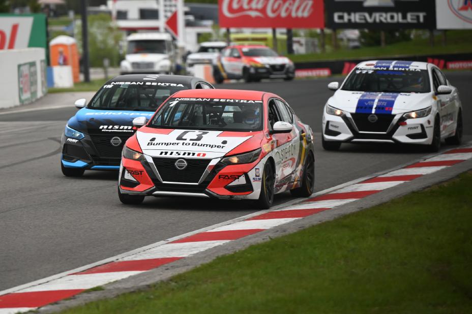 Trois voitures de course Nissan Sentra en lice lors du premier week-end de course de la Coupe Nissan Sentra