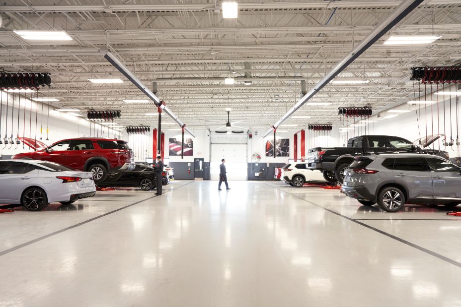 Taller de Nissan con diversos autos.
