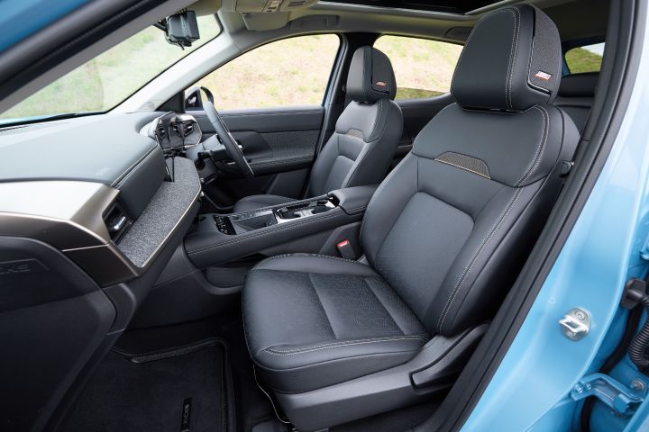 キックスのフロントシートのクローズアップ。黒いシートが強調され、運転席と助手席が並ぶ室内空間が右向きに配置されている。