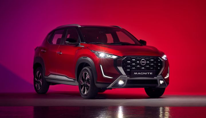 Nissan Magnite de frente con fondo rojo con morado.