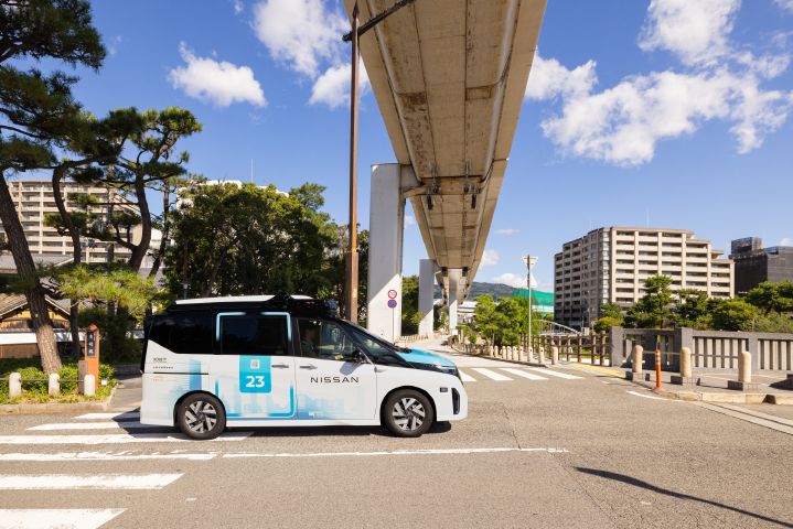神戸・灘五郷エリアをテスト走行する、日産セレナを白と青でラッピングした自動運転テストカー