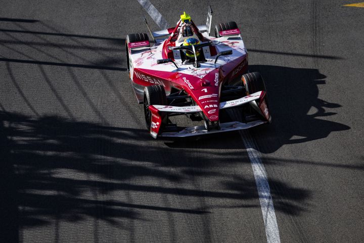 Blick aus der Vogelperspektive auf Oliver Rowland in seinem Nissan Formel E Rennwagen auf der Rennstrecke in Monaco