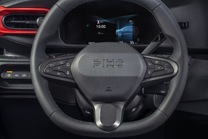 Blad met automotive conceptschetsen van futuristische auto-ontwerpen, gezien van voren, opzij, van achteren en in driekwartaanzicht. Paarse en zwarte voertuigen hebben witte draadmodelcontouren, schaakbordaccenten, aerodynamisch koetswerk, extra grote wielen en opvallende gestileerde belettering op een zwarte achtergrond.