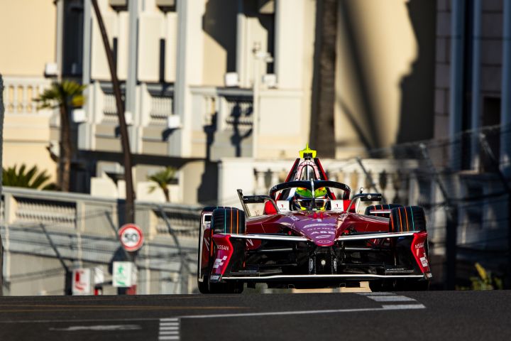 Frontalaufnahme von Oliver Rowland auf der Rennstrecke in Monaco im Auto mit der Startnummer 1.