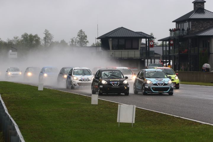 Plusieurs Nissan Micra lors du départ d'une course