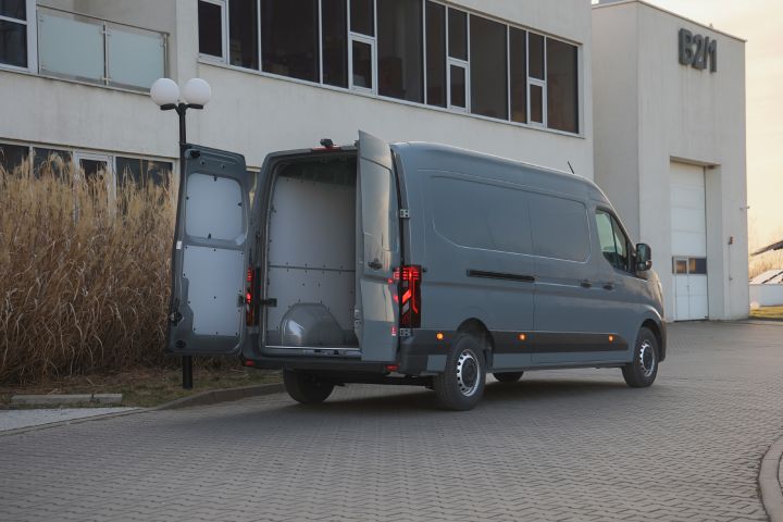 Ujęcie statyczne tyłu nadwozia Nissan Interstar LCV