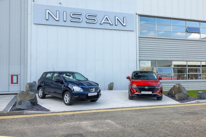 Erste und aktuelle Generation des Nissan Qashqai vor dem Nissan Werk in Sunderland