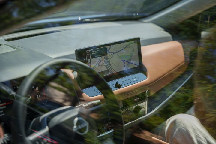 Detailfoto von außen durch die Scheibe an der Fahrertür auf das Infotainmentsystem des Nissan X‑Trail