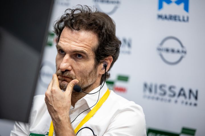 Tommaso Volpe streicht sich über den Bart, während er in der Garage gebannt auf den Fernseher starrt