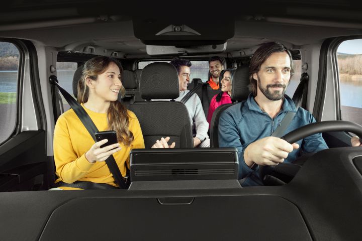 Pessoas dentro da Nissan Primastar