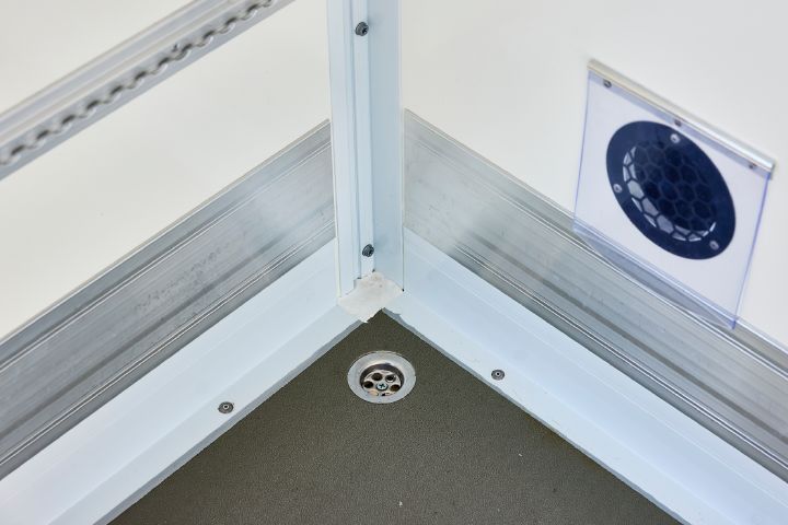 Detailaufnahme eines Ablaufs im Boden des Nissan Interstar-e mit Bäckereikoffer