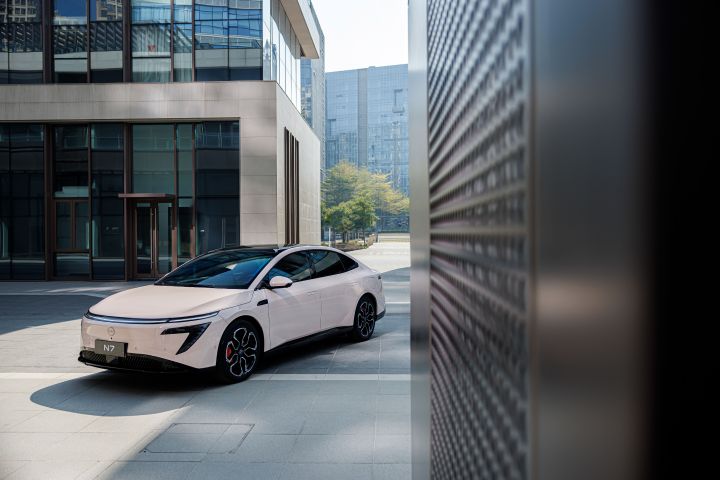 The all-new Dongfeng Nissan N7 sedan parked in a city environment during daytime