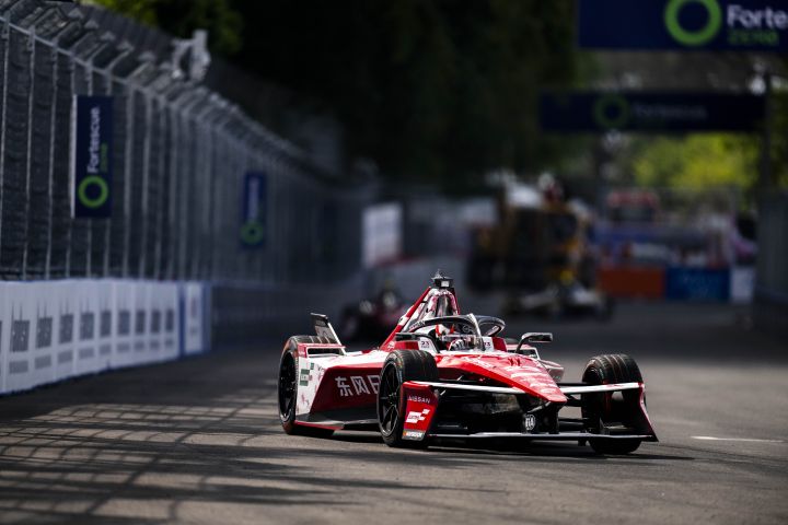 Norman Nato biegt mit dem Nissan Formel E Rennwagen mit der Startnummer 23 nach links in eine Kurve ein.