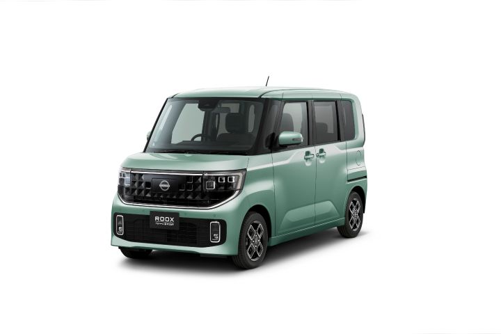 A celadon green (body color) new Nissan Roox kei car (Highway Star) is positioned facing slightly to the front-left against a plain white background.