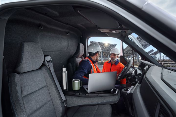 All-new Nissan Interstar - people working in the interior cabin