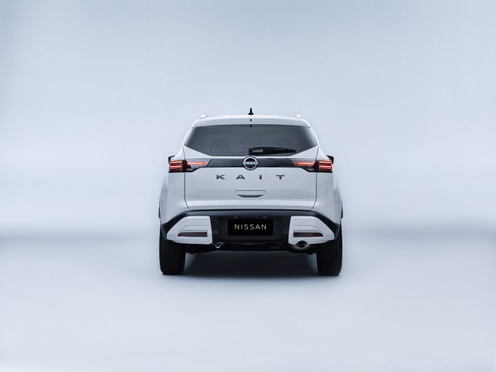 Nissan Kait na cor branca visto de traseira